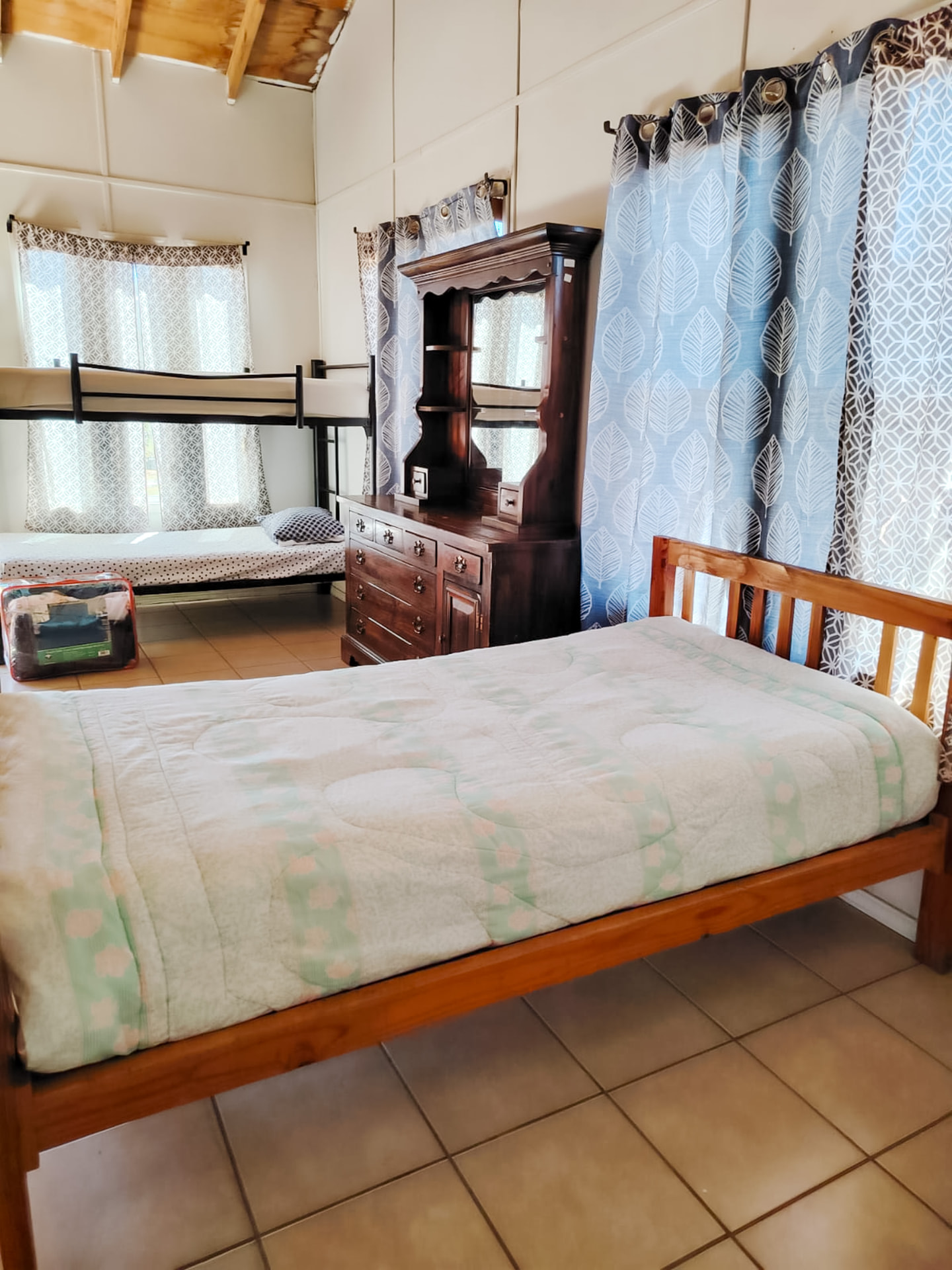 Cabaña con cama matrimonial y literas