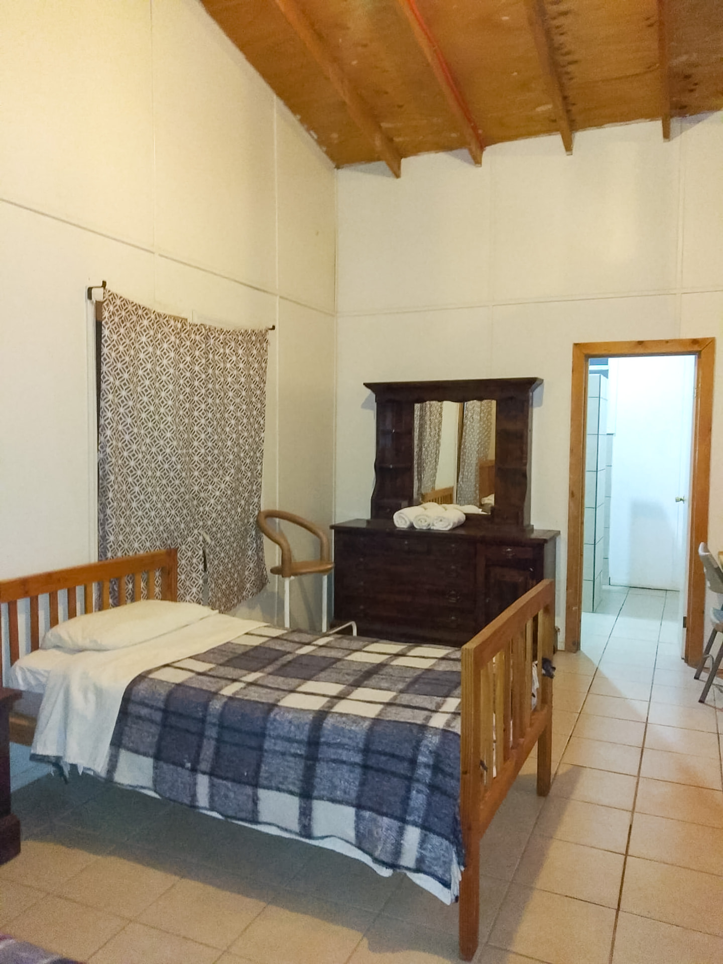 Habitación de cabaña con baño