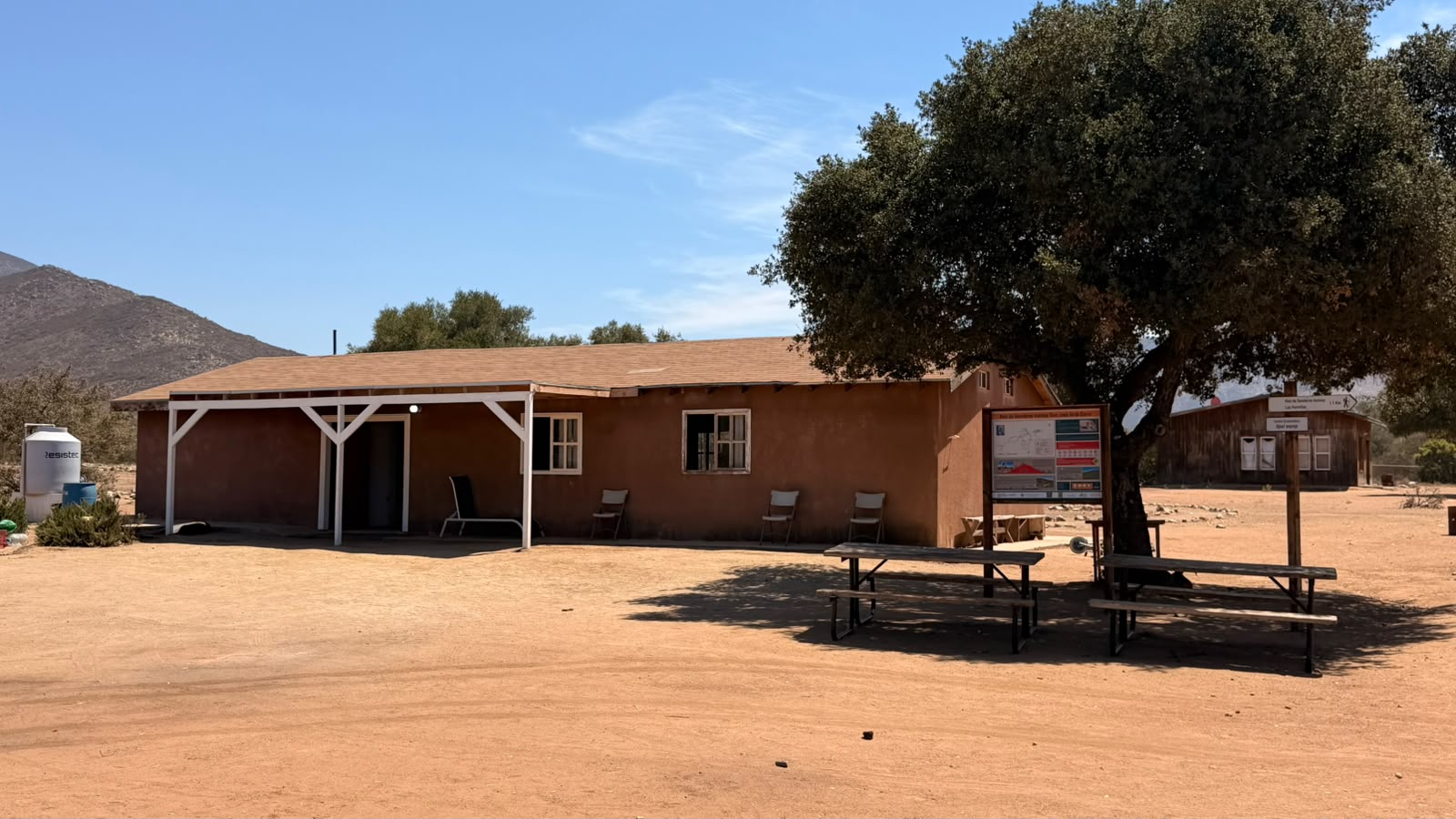 Centro comunitario de San José de la Zorra bajo los encinos