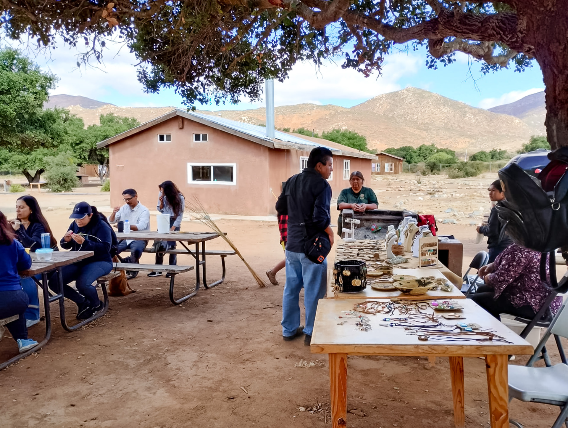 Taller de artesanía bajo los encinos