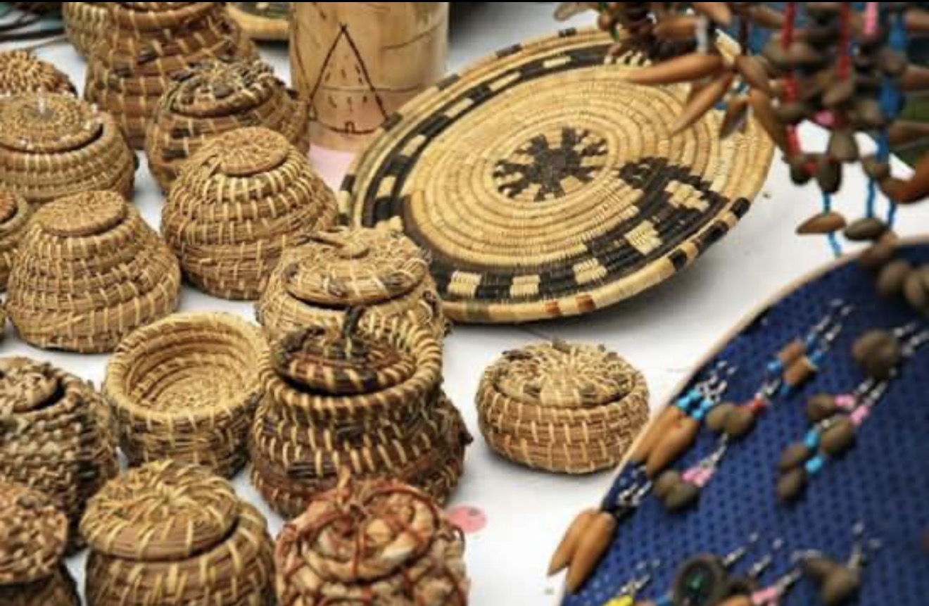 Artesanías de junco y collares tradicionales Kumiai